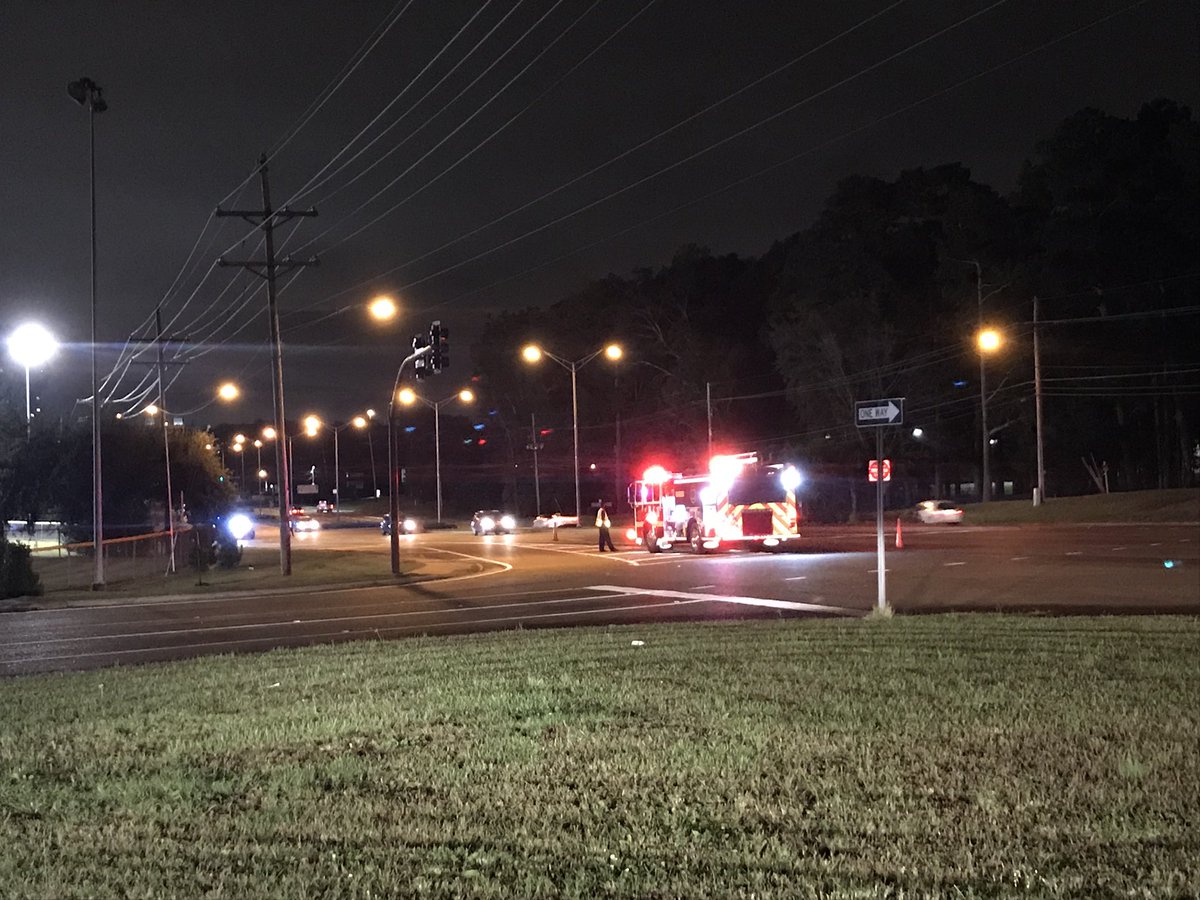 ShaleekaP's tweet image. BREAKING: One lane open on Lakeland Dr. near the Ag Museum due to a gas spill. Please avoid the area if you can.