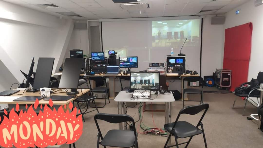 Joey_JChou's tweet photo. Hi, friends, have a great start of the week🤓💪

Thanks to Gordievskiy💐

#workhard #liveevent #livestreaming #newweek #switcher #intercom #camera #production #videoproduction https://t.co/K9WHjQdzvD