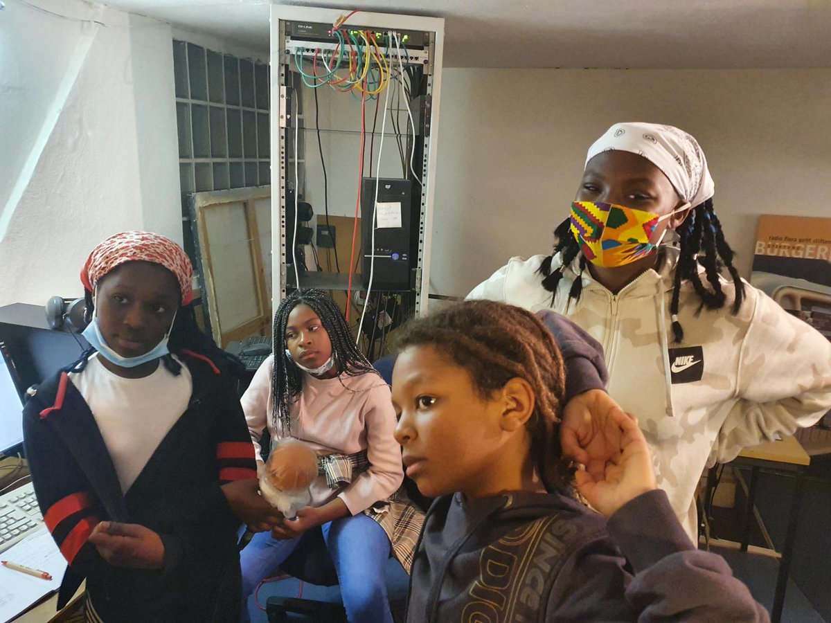 „Denen eine Stimme geben, die sonst nicht gehört werden“. Im Rahmen des Flüchtlingsprojektes "samo.faPlus" wurde auch in den Herbstferien ein schönes Projekt durchgeführt: Jugendliche bekamen bei Radio Flora eine Woche lang Einblick in die Produktion von"Rainbow on Air".