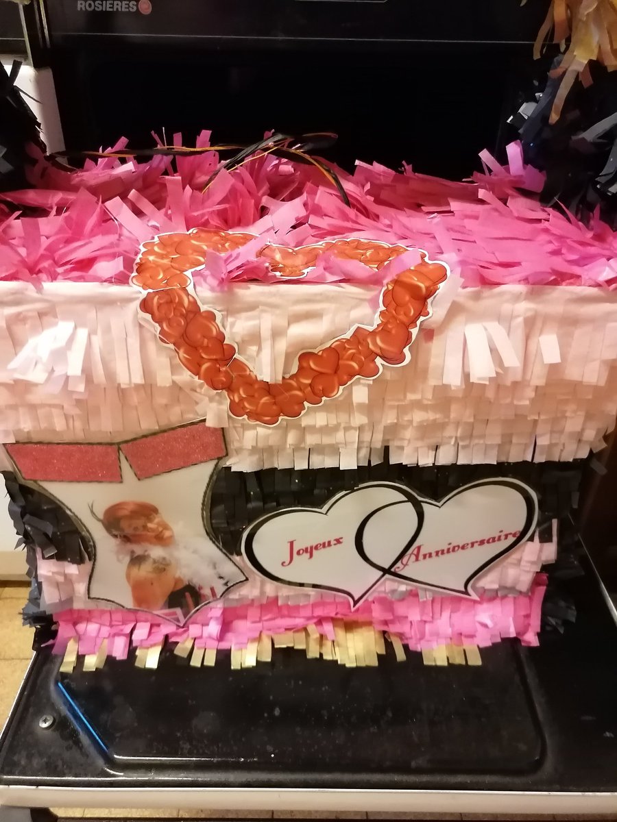 ChristelleR03's tweet image. Bonjour je vends une #pinata sac à main réalisé par mes soins
Déjà garnis de #petales de roses
Remplis de  #sucettes de #jouets
Vous avez la possibilité de rajouter des  choses 
25 €  à prendre sur place Dept 03 Allier  #Commentry prévoir 8 € en plus envois en #France