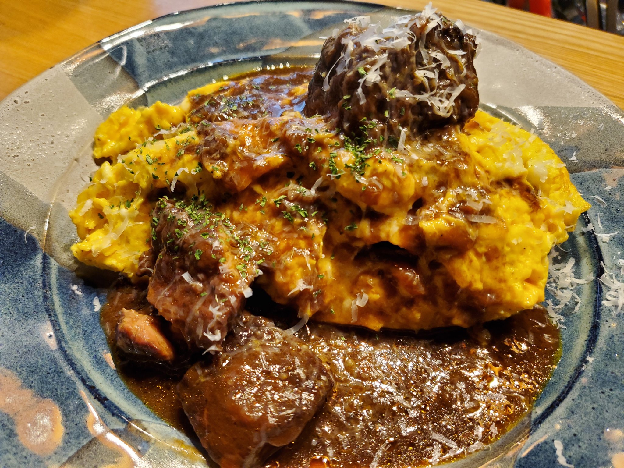 ハヨセナ ハヨセナ特製ポークシチューオムライス完成 先斗町の名洋食キチキチさんにインスパイアされたこのオムライス ケチャップライスではなく濃厚デミライス トロトロ豚肩ロース 半熟卵と一緒にデミライスを頬張れば 今日の嫌なことなんて全部