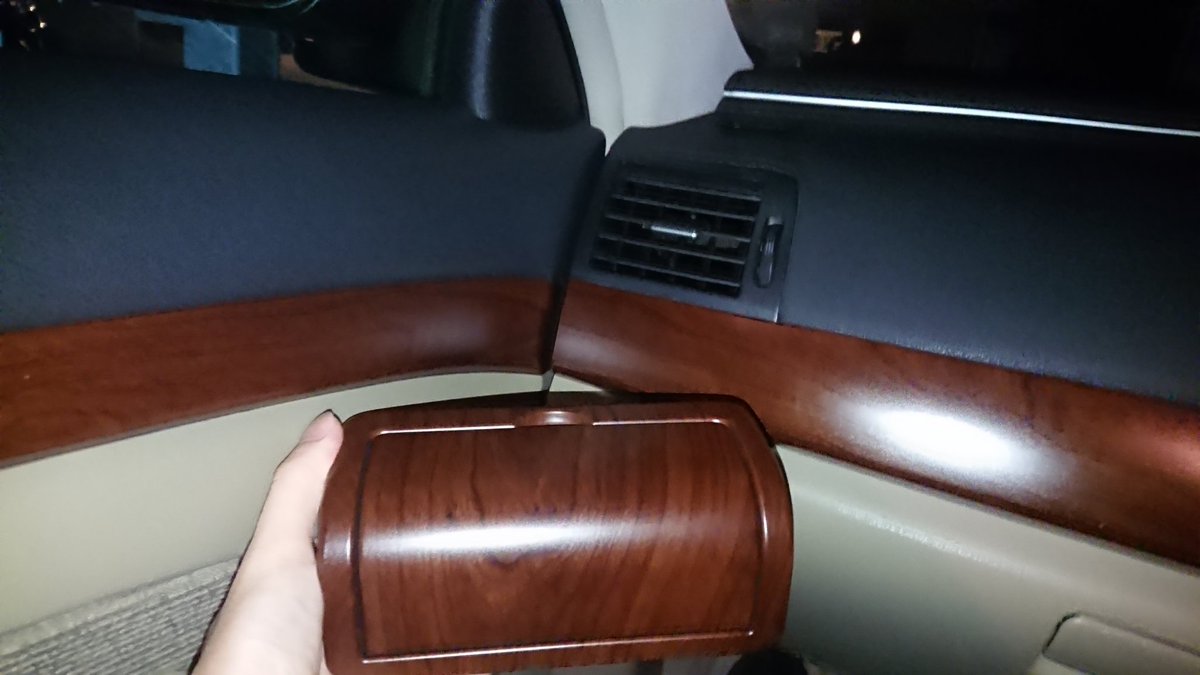 侵略 ミラージュ つや消し木目調パネル そしてリヤカップホルダーも同じ木目という点も好き