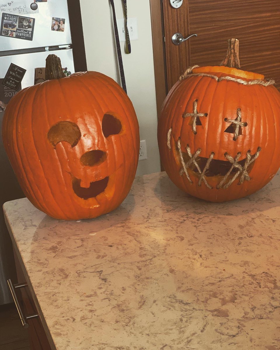 Marnie3369's tweet photo. It’s the season for black cats and spoopy pumpkins 🥰🎃 https://t.co/Gco6tJfpAo