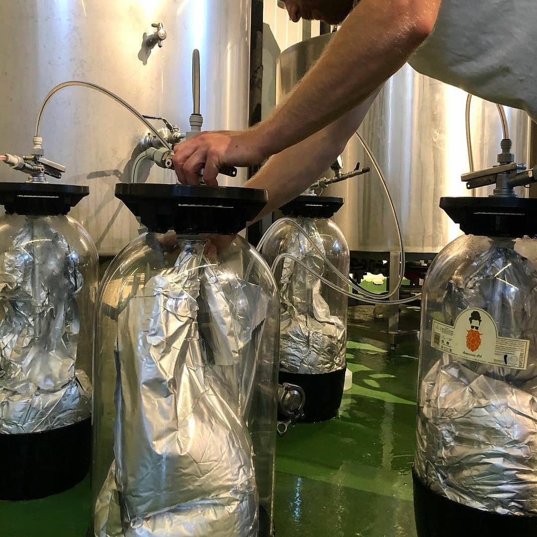 PolyKegUK's tweet photo. Easy filling with #polykeg with bag, thanks to the exclusive BIK -bag in keg- system.๐บ๐
โ๏ธ Ready to use, without any additional steps
โ๏ธ Upside down or upside up filling
Go, @hopstersbrewery ๐ป๐ช
#lightandstrong #beerkeg #onewaykeg #kegwithbag #beerontap #craftbeer https://t.co/Voe8MVrII1