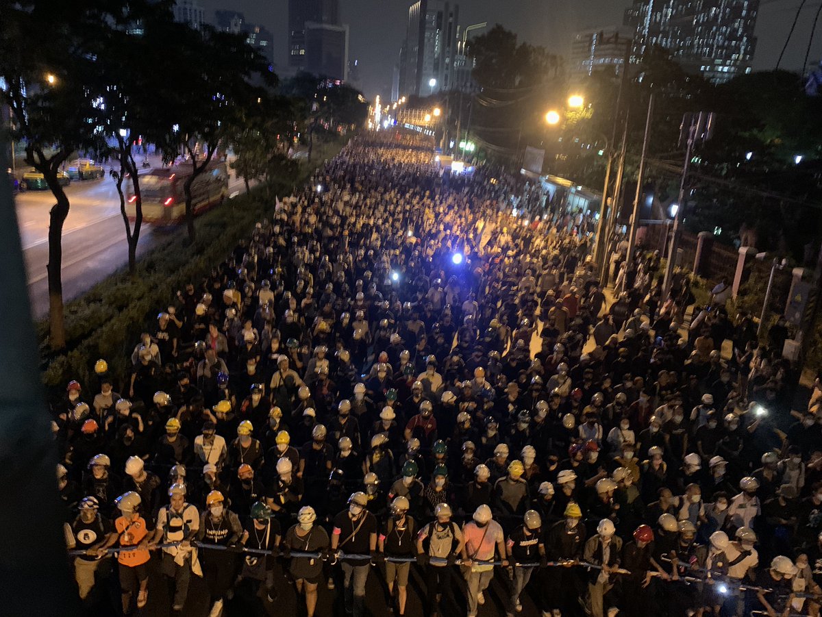 thematterco's tweet photo. 18.42 น. ภาพบรรยากาศการเคลื่อนขบวนของผู้ชุมนุมบนถนนพระรามสี่ มุ่งหน้าสู่สถานทูตเยอรมนี

#ม็อบ26ตุลา https://t.co/PFXdVvWTgd