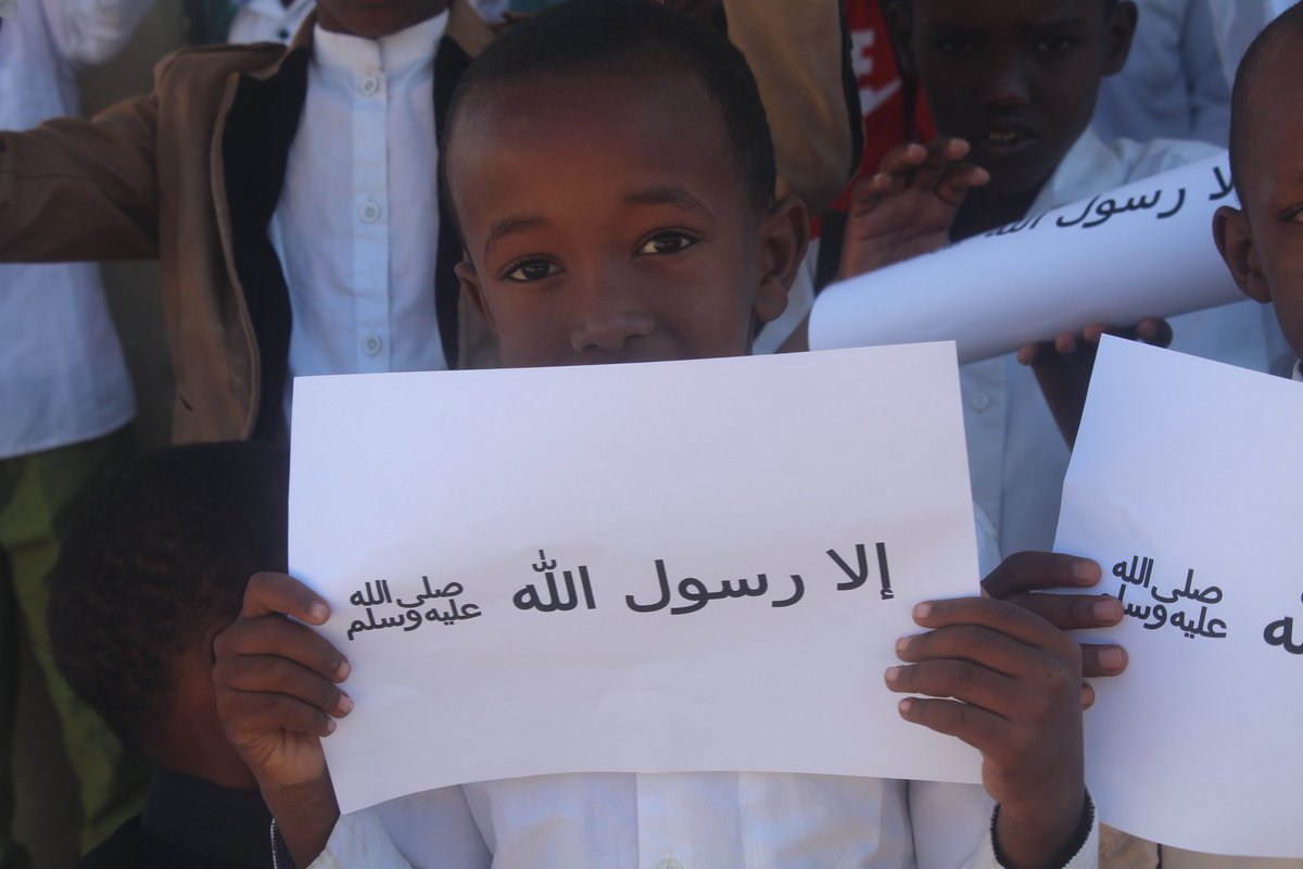 AhmedMo61487331's tweet photo. Maamulka, macaliminta iyo ardayda Dugsiga ayaa maanta munaasibad Kooban ku qabtay Dugsiga Taas oo lagu difaacayo Rasuulka صلى الله عليه وسلم , 
Sidoo kale munaasibadan waxaa ardayda looga faa'ideyey Siirada Rasuuulka iyo Tariikhda Cadaawadeed ee wadanka France .

#الارسول_الله https://t.co/dMqeWaQy25