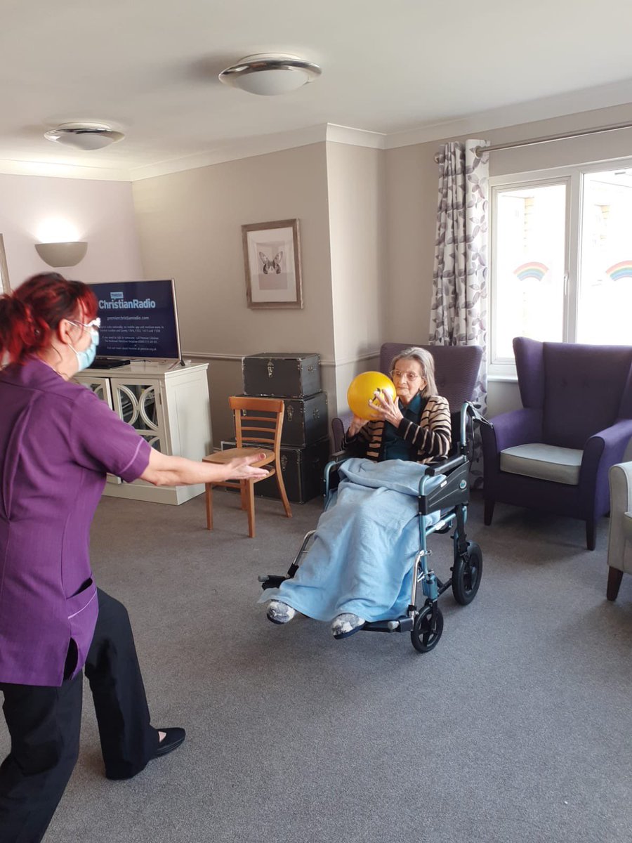 AhThameside's tweet photo. Exercises with Nicoletta!#MondayMorning #MondayMotivation #mondayexercise @AnchorHanover @AhThameside ⚽️⛹️♂️🤸♂️ https://t.co/yQ62u36nuE
