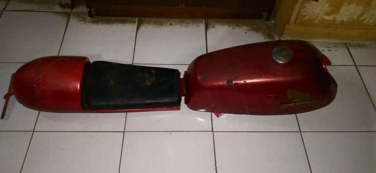 Ricky_Tophat's tweet photo. Fs : Tangki custom &amp; Hornet caferacer. Bahan tebel bukan plat / plastik. Hornet sudah ada dudukan plat nomer. Tinggal cat ulang #CafeRacer #jualhornet #jualtangki #tangkicustom https://t.co/tBkL8C7ivG