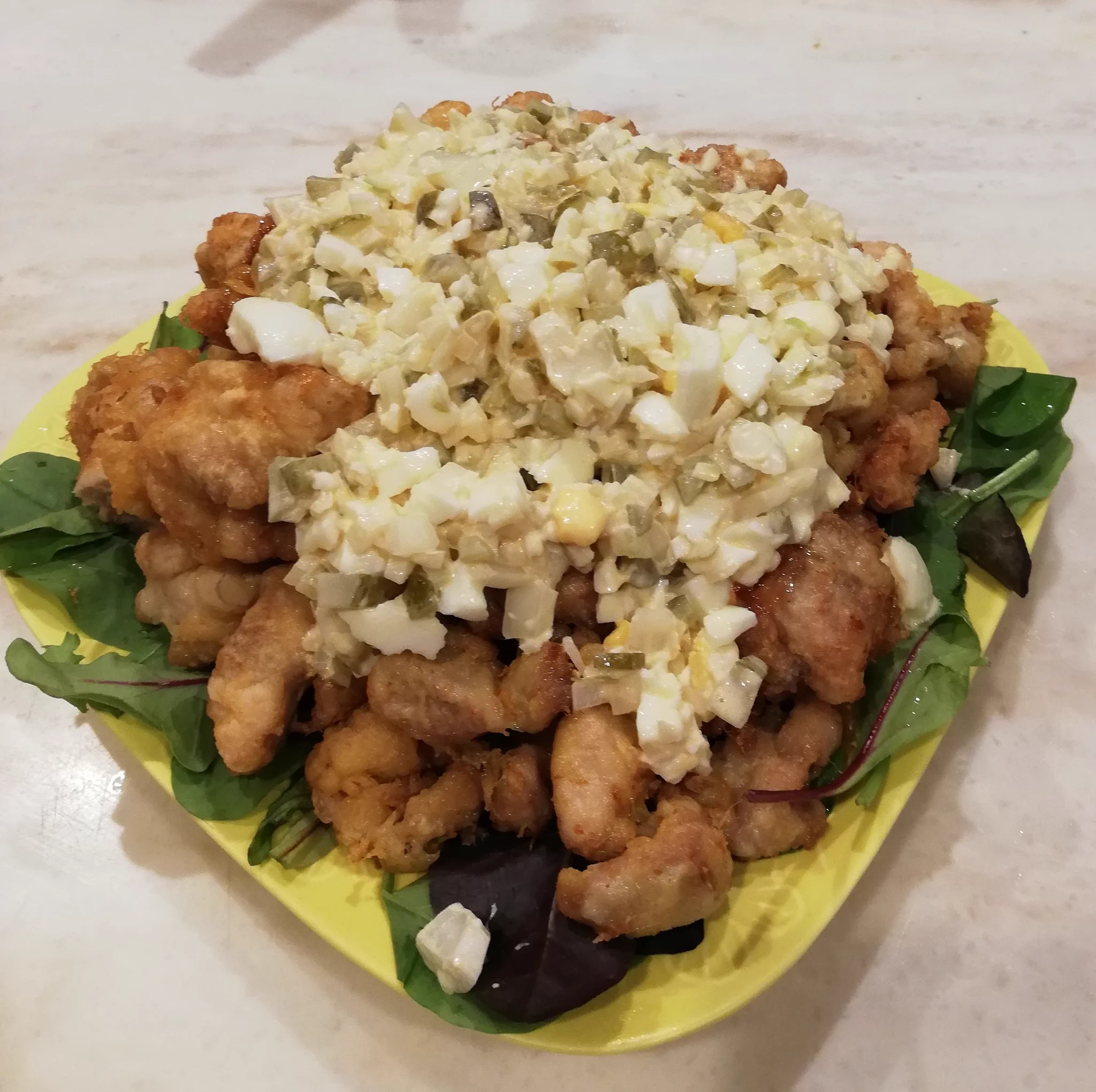 今日の夜ご飯。レシピの3倍量でやってみました！子供も食べるのでタルタルのブラックペッパーは大人だけあとから、タルタルにピクルスの汁入れたら最高。甘酢も最高。子供達食べまくってたのでよかった！！  