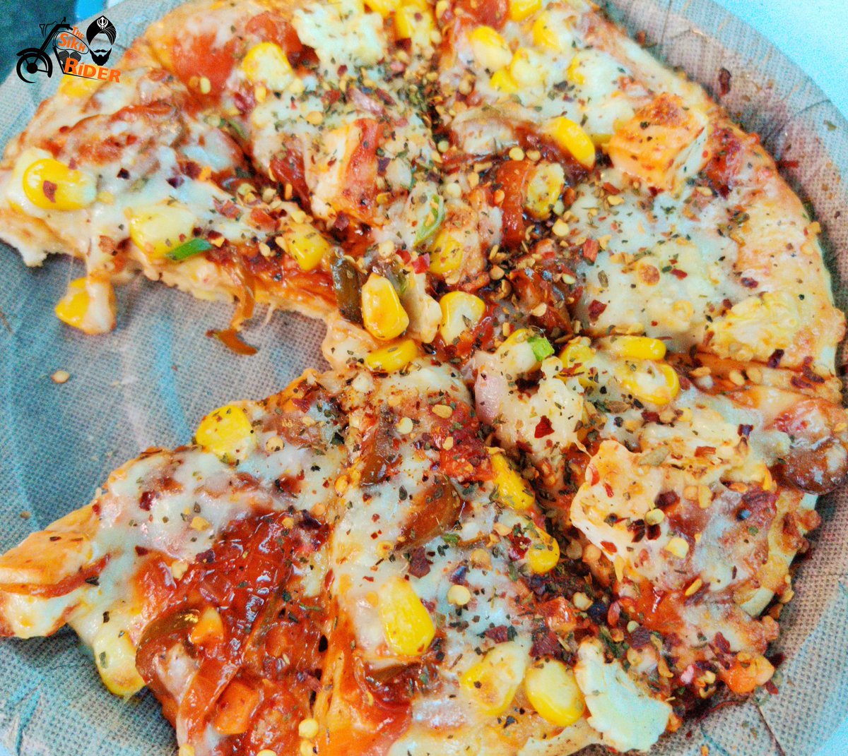 You maybe in best of health or feeling the heat of this Covid-19 year but a Pizza always brings smile to your face...😍😍
#TheSikhRider #sikhrider #food #foodphotography #foodie #delhifood #foodism #foodography #foodblogger #foodtrip #pizza #cornpizza #streetpizza #pizzalover