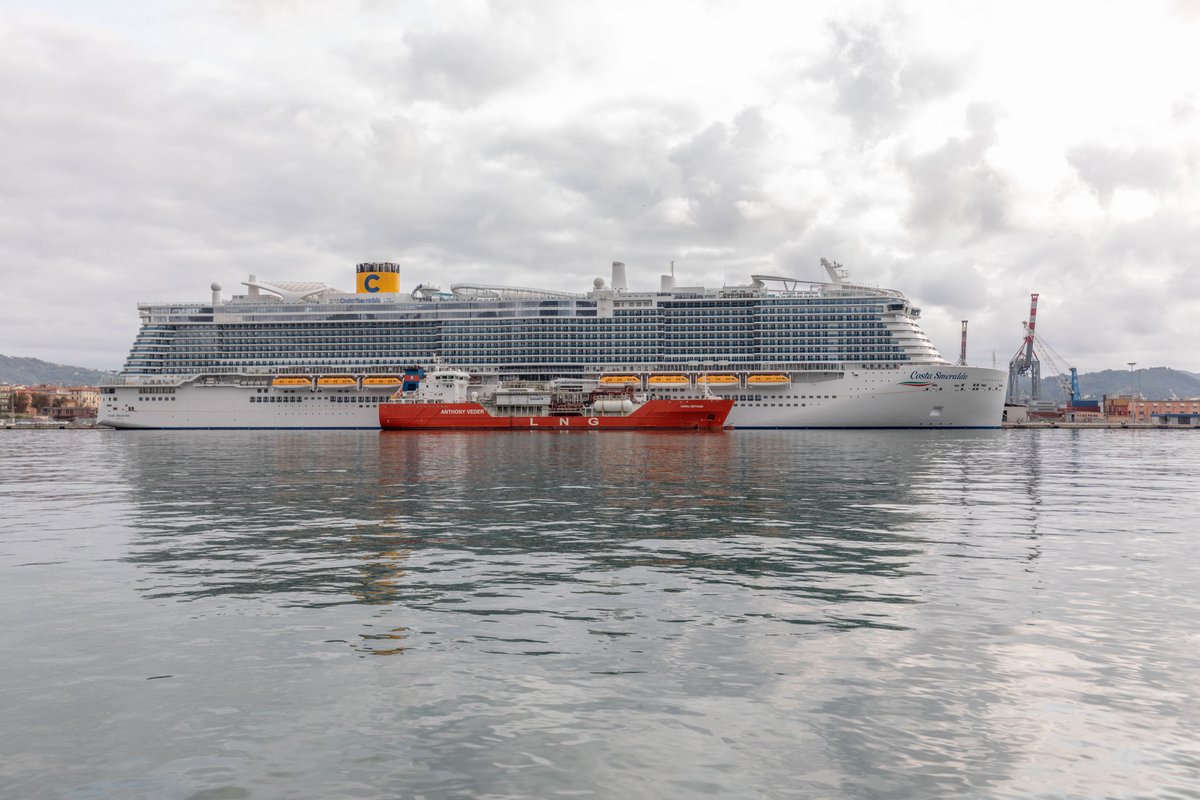 Costa Press Office (@costa_press) on Twitter photo Completato con successo su #CostaSmeralda, nel porto di #LaSpezia, il primo rifornimento di #LNG in #Italia. <a href="/costacrociere/">Costa Crociere</a> bit.ly/2JaPRRz Completato con successo su #CostaSmeralda, nel porto di #LaSpezia, il primo rifornimento di #LNG in #Italia. <a href="/costacrociere/">Costa Crociere</a> bit.ly/2JaPRRz