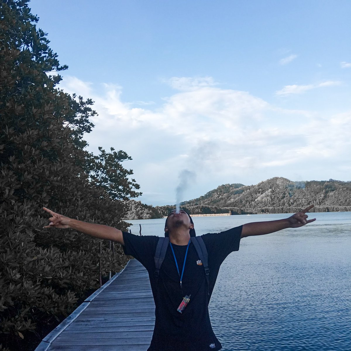 ariffistt's tweet photo. Tetaplah indah.. 🌱🤘🏽
📷: @erpin_sptra12
.
#ariffistt #weekendvibes #rastamanvibration #lovemangrove #savemangrove #pantaidewimandapa #lampungexplore https://t.co/wctZBsDqdM
