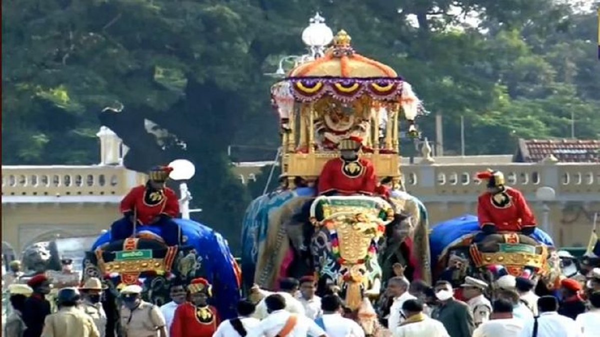 tv9kannada's tweet photo. #MysuruDasara2020: ಅಂಬಾರಿ ಹೊತ್ತ ಅಭಿಮನ್ಯು, #Abhimanyu carries golden #howdah for the first time
Video Link ► https://t.co/zZywqU7F40
ಅರಮನೆಯಲ್ಲಿ ಮರುಕಳಿಸಿತು ಗತವೈಭವ- ಸರ್ವಾಲಂಕಾರಗೊಂಡ ಚಿನ್ನದಂಬಾರಿ ಹೊತ್ತು ಸಾಗಿದ ಗಜಪಡೆ - ಕಣ್ಮನ ಸೆಳೆದ ಜಂಬೂಸವಾರಿ ಮೆರವಣಿಗೆ
#TV9Kannada #JambooSavari https://t.co/Mo6zTifo5s