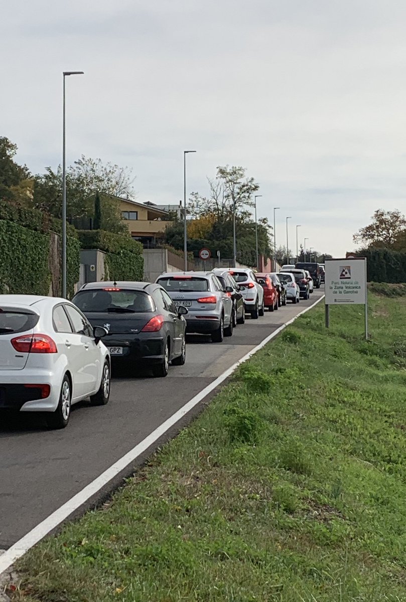 JaviGarrotxa's tweet photo. @324cat Ahir a #Olot cues per arribar al pàrquing, en aquest punt faltava 3km per arribar a la #fagedadenjorda i 6 al volcà Santa Margarida https://t.co/MZZp6uCGHQ