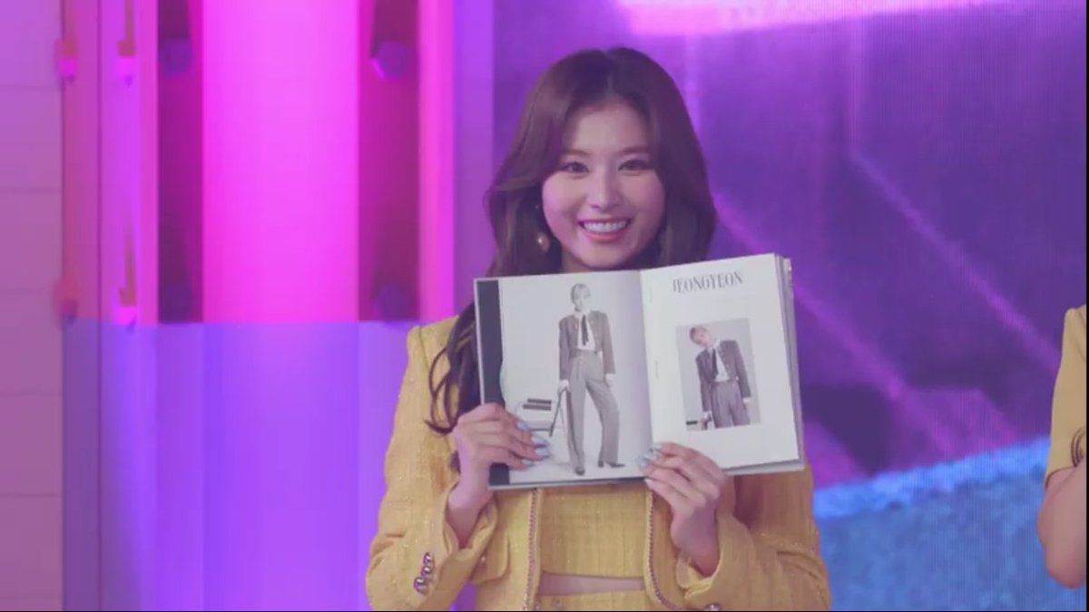 The way Sana showed Jeongyeon's pic earlier uwuu it's so soft.
Such a bubbly personality of our sunshine
#TWICE_CANT_STOP_US @JYPETWICE https://t.co/Korft5ZTDf