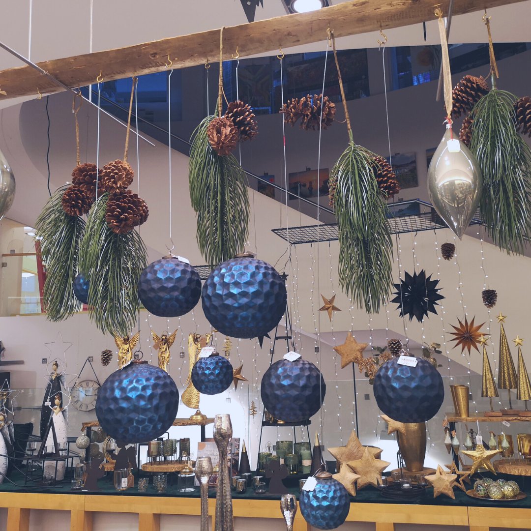 PapierFischer's tweet photo. #winteriscoming and "it's beginning to look a lot like christmas"☃️Auch ohne den diesjährigen Weihnachtsmarkt, können wir es uns weihnachtlich gemütlich machen. Alles fürs traute Heim ab sofort in unserer Filiale. Weiterer Weihnachtsinput folgt!😍#christmas #Christmas2020 https://t.co/pVNZgKgVqe
