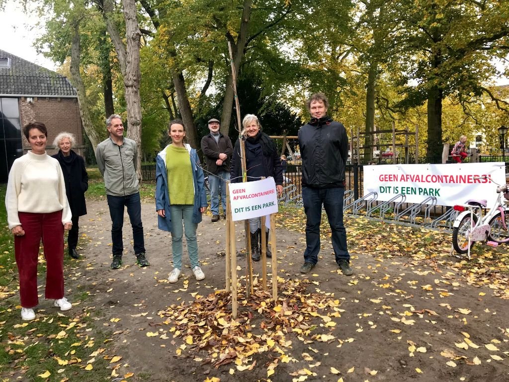 InUtrecht030's tweet photo. Bewoners planten buurtboom als protest tegen afvalcontainers in Zocherpark https://t.co/axcbAIxUtm https://t.co/bnv3CyKcfT
