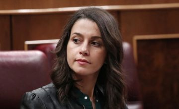 electo_mania's tweet photo. Resumen de algunas posturas ante el estado de alarma ‼️

🍇 PNV: Sí, los seis meses

🍊 Arrimadas: Sí, pero seis meses son excesivos.

💧 Casado: Sí, pero solo ocho semanas

🥦 Abascal: No, y recurrirá al Constitucional.

https://t.co/FHKLeU4QWB https://t.co/3paqhlSsJZ