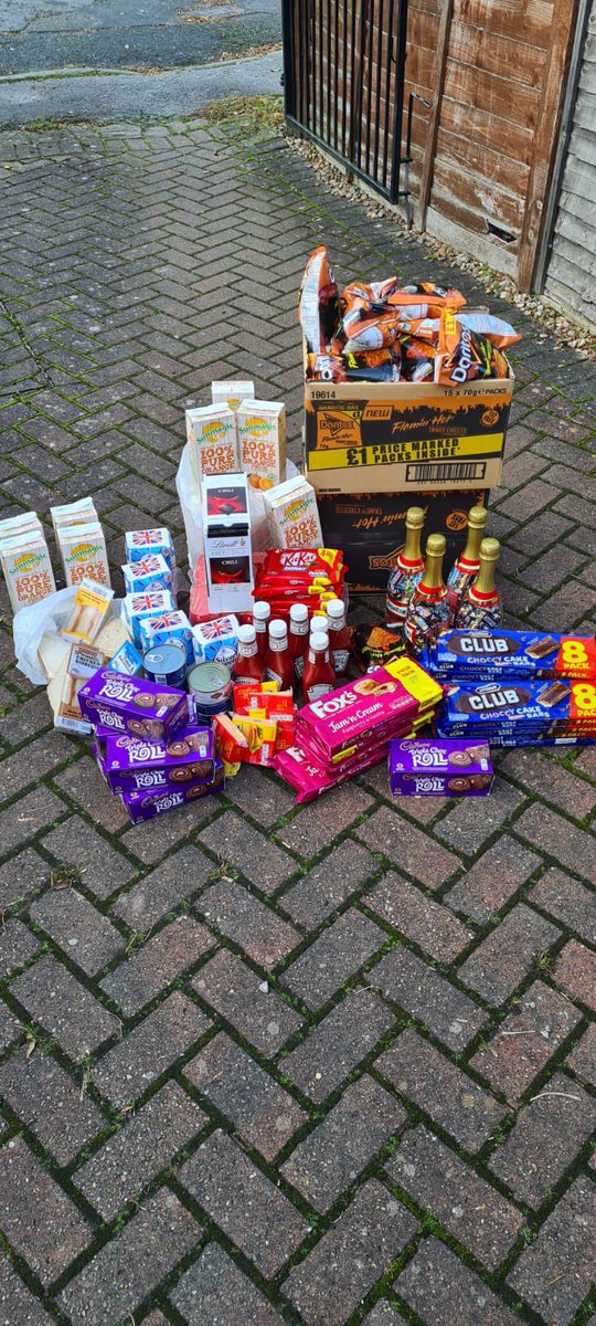 WYP_SGTMARK's tweet image. Massive thanks to @AbuBakarLeeds for supporting @BHILeeds and donating all this food so they can provide free packed lunches all this week. Big thanks to @clairedodd15 &amp;amp; Tunny for collecting the food and dropping to @BHILeeds #communityspirit #workingtogether