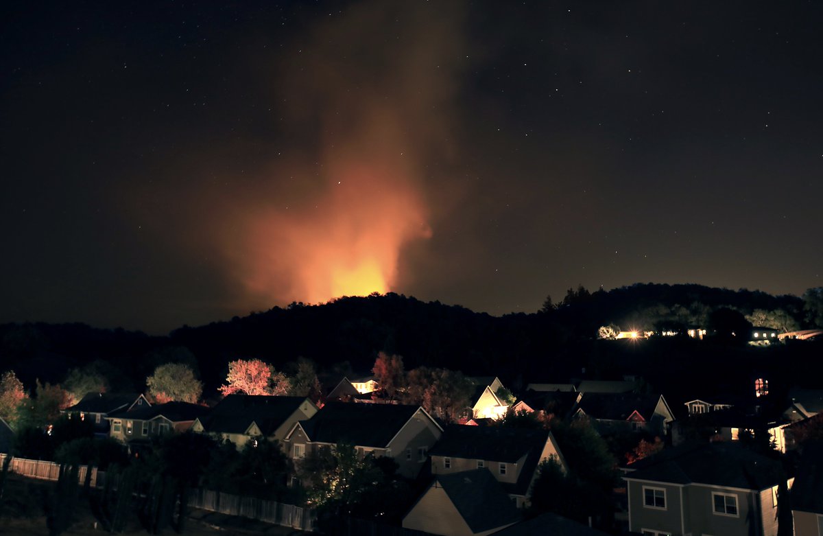 kentphotos's tweet photo. The wind surfaced to predicted strength in many areas of NorCal as the #RussianFire behind Parkland Farms in Healdsburg was doused quickly. A flare up in the #GlassFire burn zone, and a the #KennedyFire fire near Sebastopol early Monday morning. @NorthBayNews https://t.co/4JQZ1kwgbT