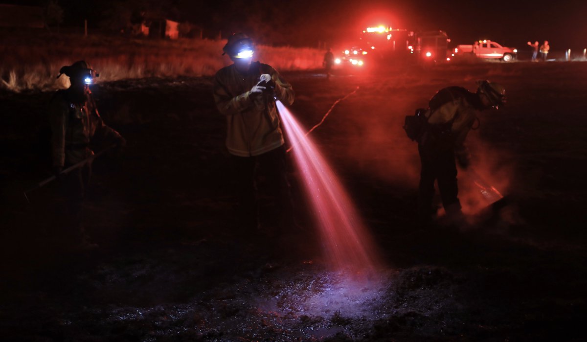 kentphotos's tweet photo. The wind surfaced to predicted strength in many areas of NorCal as the #RussianFire behind Parkland Farms in Healdsburg was doused quickly. A flare up in the #GlassFire burn zone, and a the #KennedyFire fire near Sebastopol early Monday morning. @NorthBayNews https://t.co/4JQZ1kwgbT