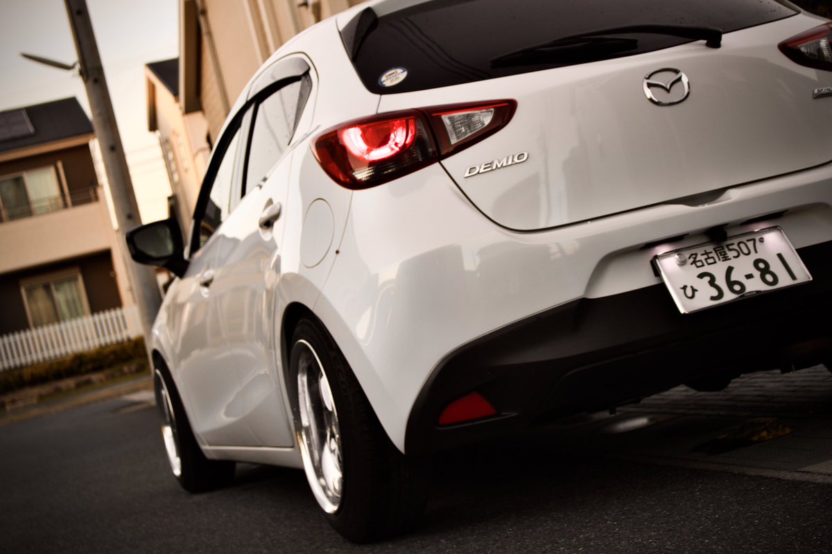 Hiro 車好き動画投稿者 走って楽しいくるまを見て楽しい車にイメチェンして見ました まだ車高落とせそうなので様子みてまた下げる予定です でも来週箱根走る予定なのでまたタイヤ戻します W デミオに8j 履けた Djデミオ Mazda2