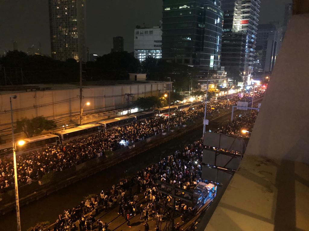 ThaiEnquirer's tweet photo. Both sides of Sathorn Road, the heart of Bangkok's Central Business District, is now filled with protesters demanding change. 

The business environment in Thailand constantly evolves but its governance still rooted in feudalism.

#ม็อบ26ตุลา #whatshappenninginthailand https://t.co/iJXfTGCECo