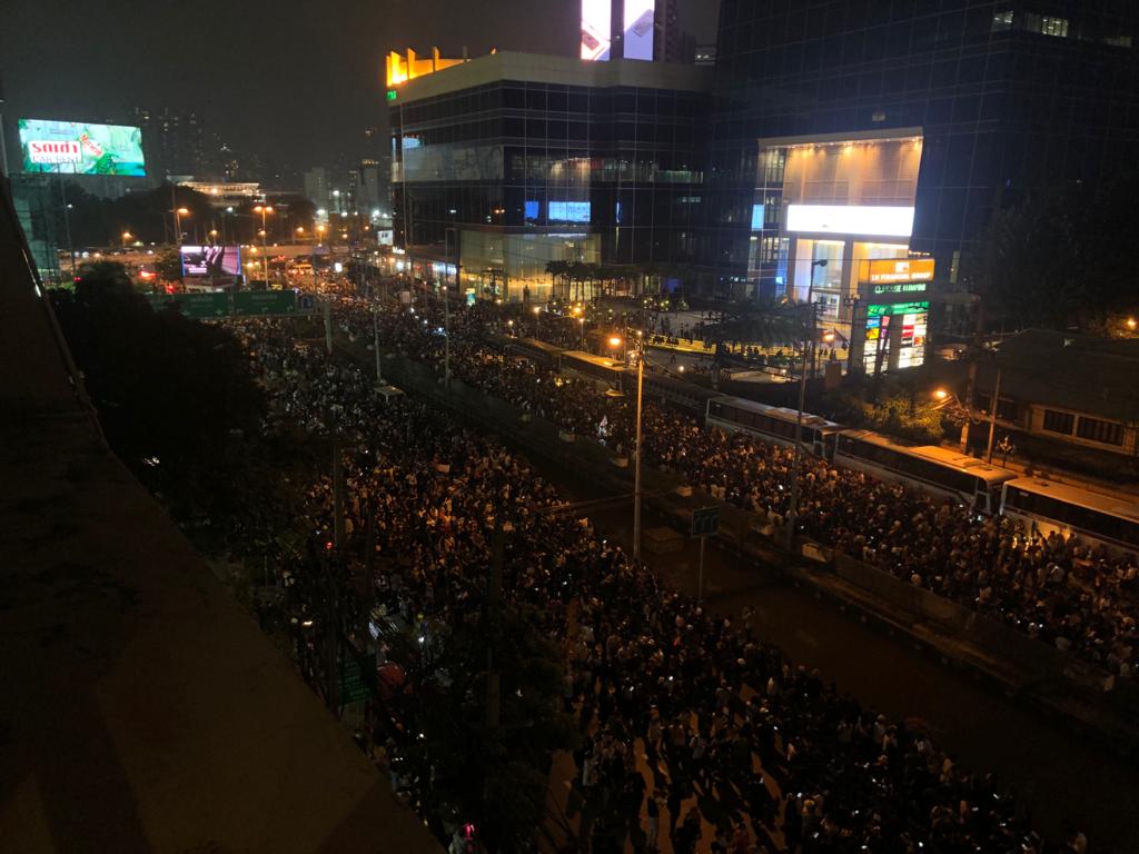 ThaiEnquirer's tweet photo. Both sides of Sathorn Road, the heart of Bangkok's Central Business District, is now filled with protesters demanding change. 

The business environment in Thailand constantly evolves but its governance still rooted in feudalism.

#ม็อบ26ตุลา #whatshappenninginthailand https://t.co/iJXfTGCECo