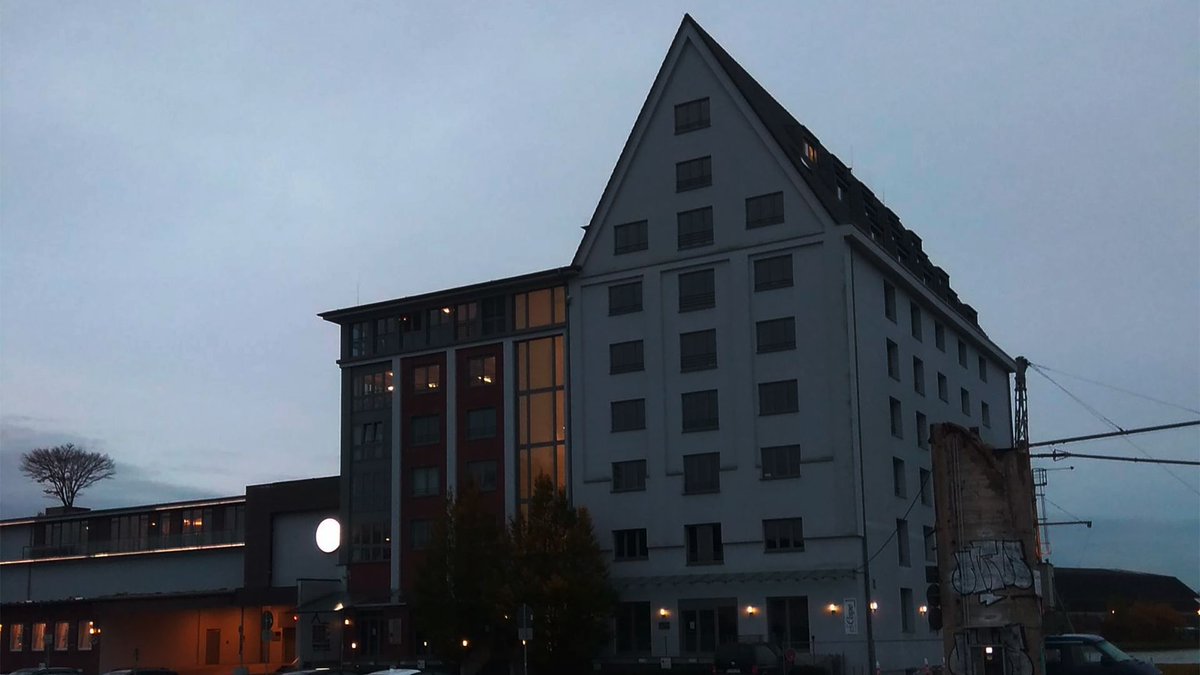 MeisterSingerMS's tweet image. Er ist definitiv da der Herbst. Da freut man sich direkt aufs warme und vor allem trockene Büro. Doch selbst früh am Morgen mit neblig grauem Hintergrund, strahlt der Speicher eine gewisse Romantik aus. 

Wir wünschen einen angenehmen Start in die Woche.
#Herbst #Wochenstart