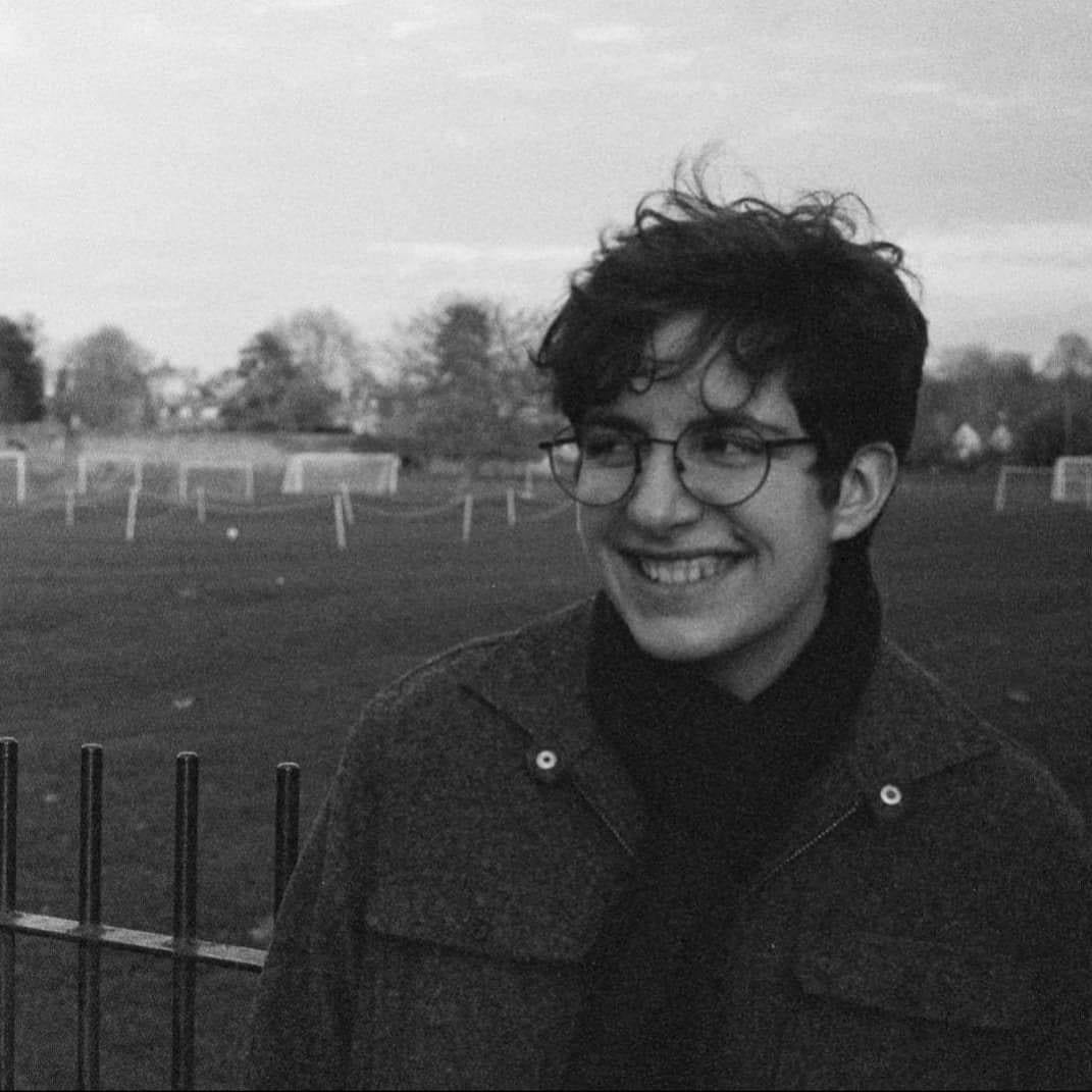 ExeterJCR's tweet photo. #HumansOfExeter "Hi! My name's Mika, and I'm a 3rd year student in French & Philosophy.
I'm classed by the university as an estranged student. In practical terms, for me this means I don't receive any financial support from my family, and I live in Oxford full time. (1/6) https://t.co/LCuUZFha2r