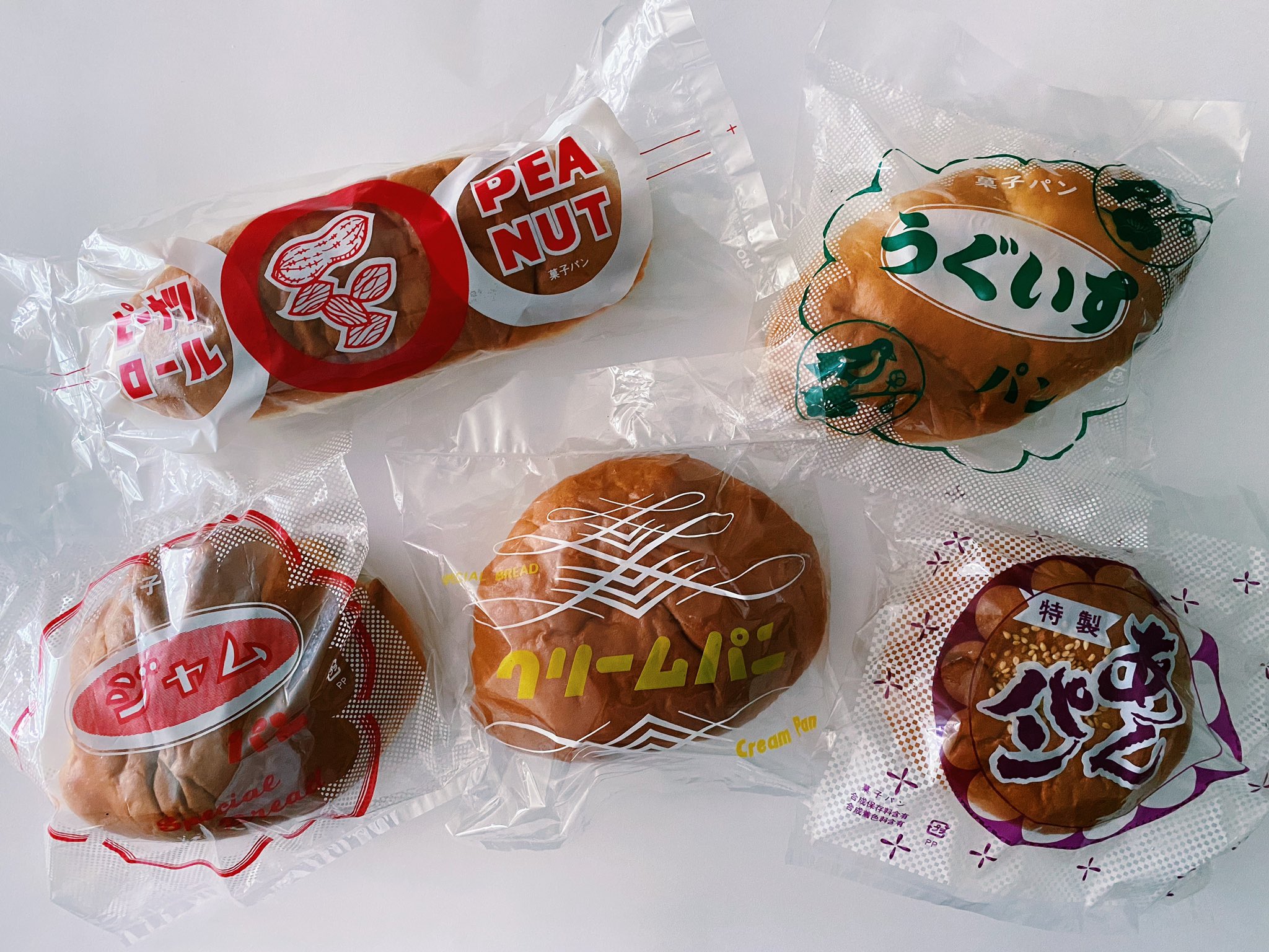Hibi 臺北電器 夫土産 閉店間際だったので 持って帰って とお店のおばあちゃんがぽんぽん袋に詰めてくれたそうな うぐいすパンにはちゃんと鶯がいます𓅰𓅰 大栄軒製パン所 三重 レトロパン 菓子パン 昭和レトロ パッケージ デザイン