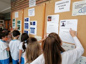 GarbiPereVerges's tweet photo. A #Esplugues la setmana passada 9 alumnes d’#ESO3 van presentar-se com a #candidats a #Caps #Generals de #Color. Van presentar la seva #candidatura i una #carta de #presentació en la que explicaven per què per què eren els candidats #idonis per fer-ho.
https://t.co/aPLBukiXMf https://t.co/xkZlkB2VwY