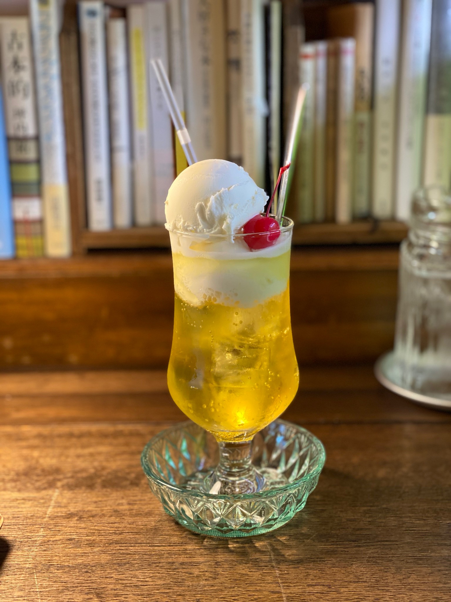 Ogasasasap もう1件 六合と藤枝の真ん中あたりにあるチャールストンさん 日向夏のクリームソーダ 柑橘の味が 駅からがんばって歩いてきて疲れたところにスーッと フルーツがてんこもりのフレンチトーストで有名なお店ですが品切れで残念でした 月曜日の