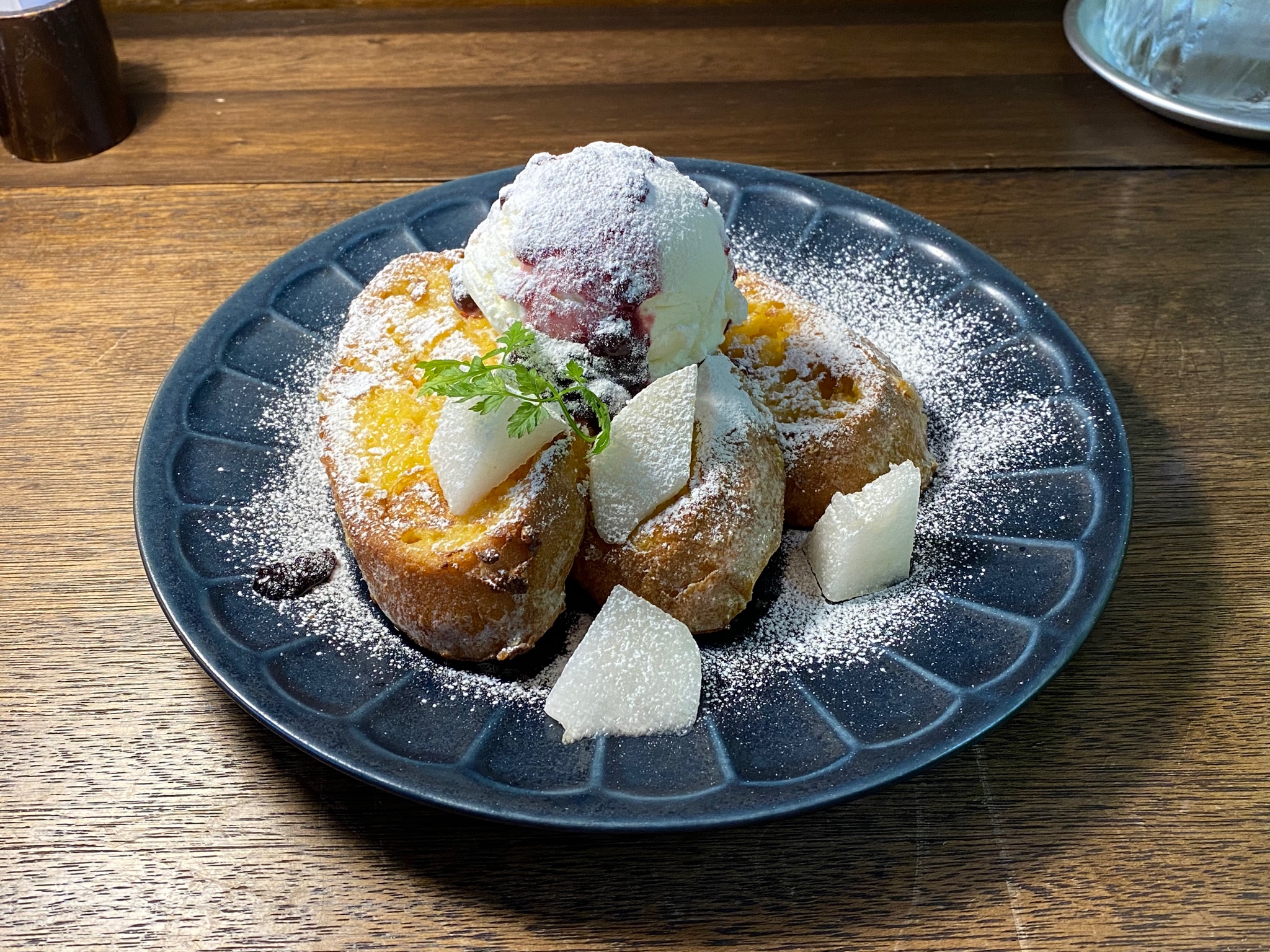 Ogasasasap もう1件 六合と藤枝の真ん中あたりにあるチャールストンさん 日向夏のクリームソーダ 柑橘の味が 駅からがんばって歩いてきて疲れたところにスーッと フルーツがてんこもりのフレンチトーストで有名なお店ですが品切れで残念でした 月曜日の