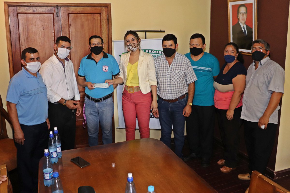 Patty_Corvalan's tweet photo. 💪🇵🇾 Priorizando la salud de las familias Quyquyhenses, me reuní de con los directores de Instituciones educativas, p/ abordar un eventual retorno a clases, por parte de los alumnos. Donamos termómetros, desinfectantes, lavamanos y alcohol al 70%, p/ mantener la higiene constante https://t.co/250dWFVzCq