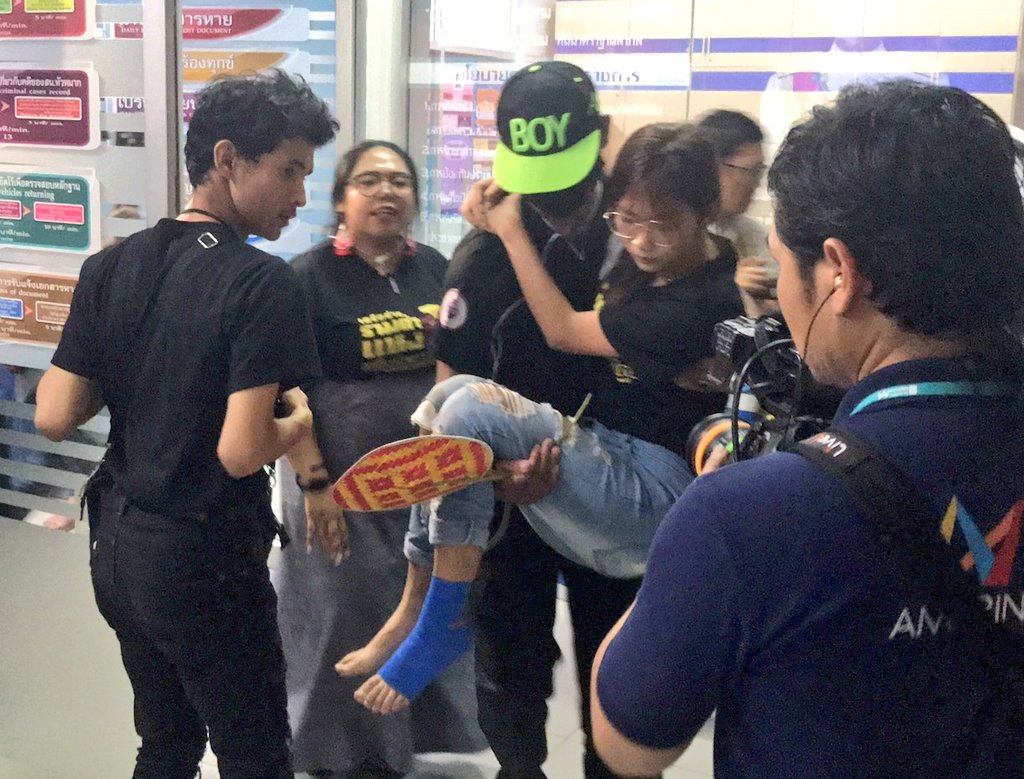 Pichy_Lohjuwin's tweet photo. ทุกคนอย่าให้เรื่องนี้เงียบจนตอนนี้ พรี่ๆตำรวจจับตัวคนโยนลำโพงใส่น้องไม่ได้เลย ช่วยๆกันดันหน่อย #ม็อบ26ตุลา https://t.co/xgY3vplT4w