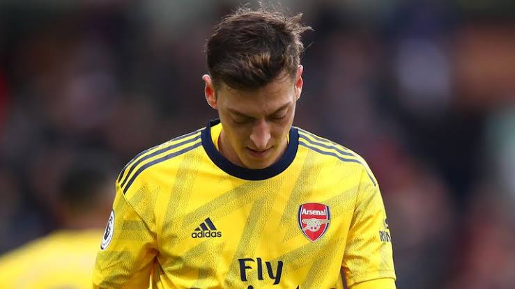 footballshownja's tweet photo. Battle Royale:

Mesut Ozil has been frozen out in Arsenal. He is not in the EPL and Europa league squad. 

Do you think Coach Mikel Arteta has made the right decision? 

Share your thoughts for a chance to win exciting prizes on @937RhythmFm every weekday.

Let's Go!⚽ https://t.co/mprtRmF1ZT