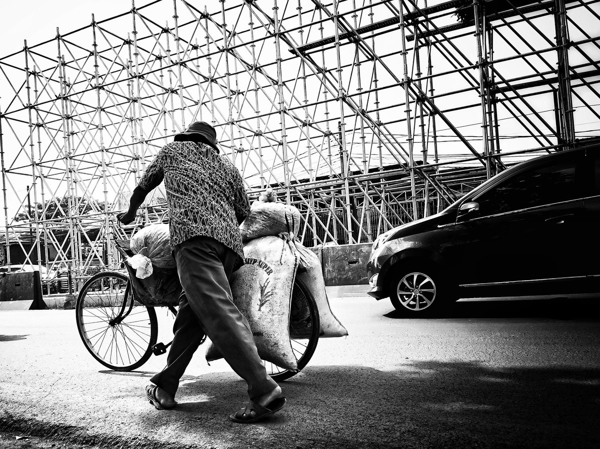 sugiharianto's tweet photo. Tetap Bersemangat
#tetapbersemangat #jakartakeras #blackandwhite #blackandwhitephotography #streethunting #streetphotography #phonephotography #huawei #huaweiindonesia #huaweiindonesia https://t.co/FKLavRoQ6B
