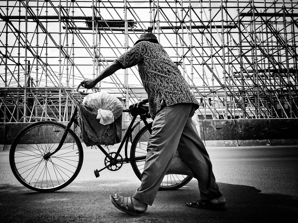 sugiharianto's tweet photo. Tetap Bersemangat
#tetapbersemangat #jakartakeras #blackandwhite #blackandwhitephotography #streethunting #streetphotography #phonephotography #huawei #huaweiindonesia #huaweiindonesia https://t.co/FKLavRoQ6B