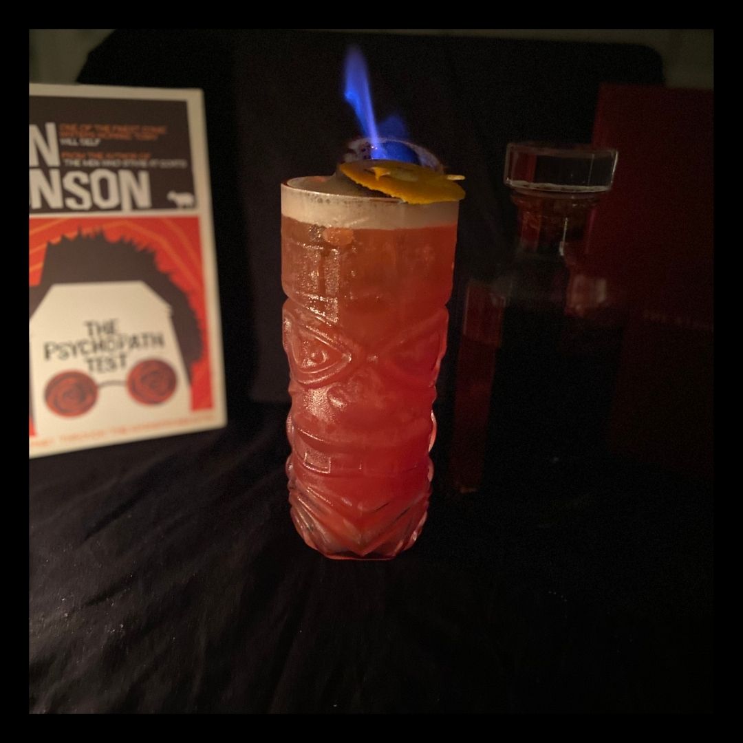 👻HALLOWEEN COCKTAILS👻
Meet the "Market Row #Rum Zombie"
-30ml @market_row_rum
-10ml Falernum
-10ml Apricot brandy
-10ml Grenadine
-10ml Passion fruit syrup
-25ml Lime
-70ml grapefruit juice
-Overproof Rum float
-Passion fruit
-Flamed orange pumpkin face https://t.co/y4J0mmdXaY