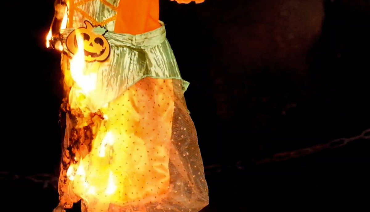 Celebrating the spooky season at home with the kids? Remember, Halloween costumes can catch fire easily.

🔥Keep children in costumes away from naked flames &amp; other heat sources
🕯️Use LED candles
🛑If a costume/clothing catches fire-STOP DROP &amp; ROLL 

➡️ bit.ly/2IX7WlJ