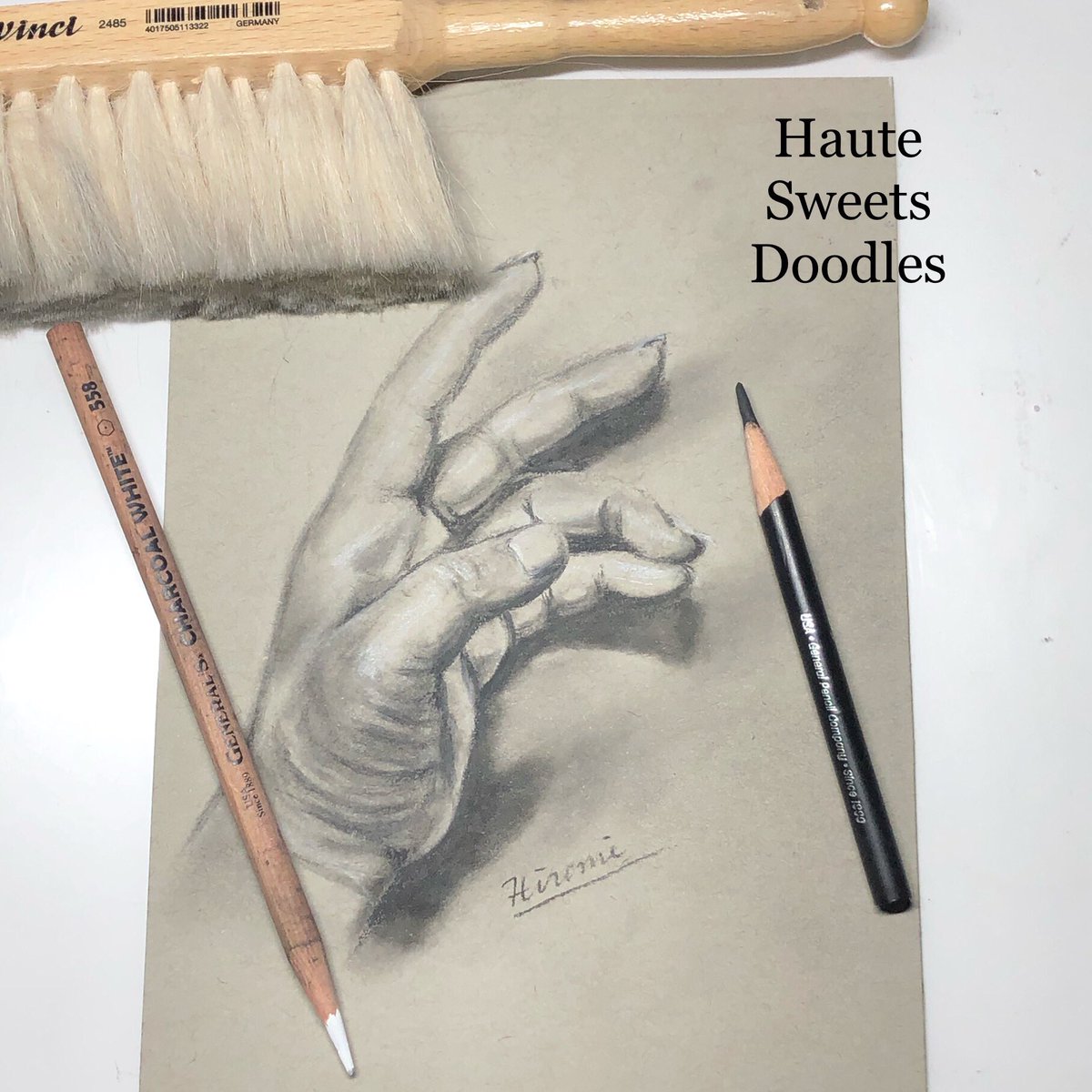 Hand study drawing #studydrawing #handdrawing #handstudy #charcoaldrawing #tannedpaper #whitecharcoal #スケッチ　#お絵描き　#チャコール