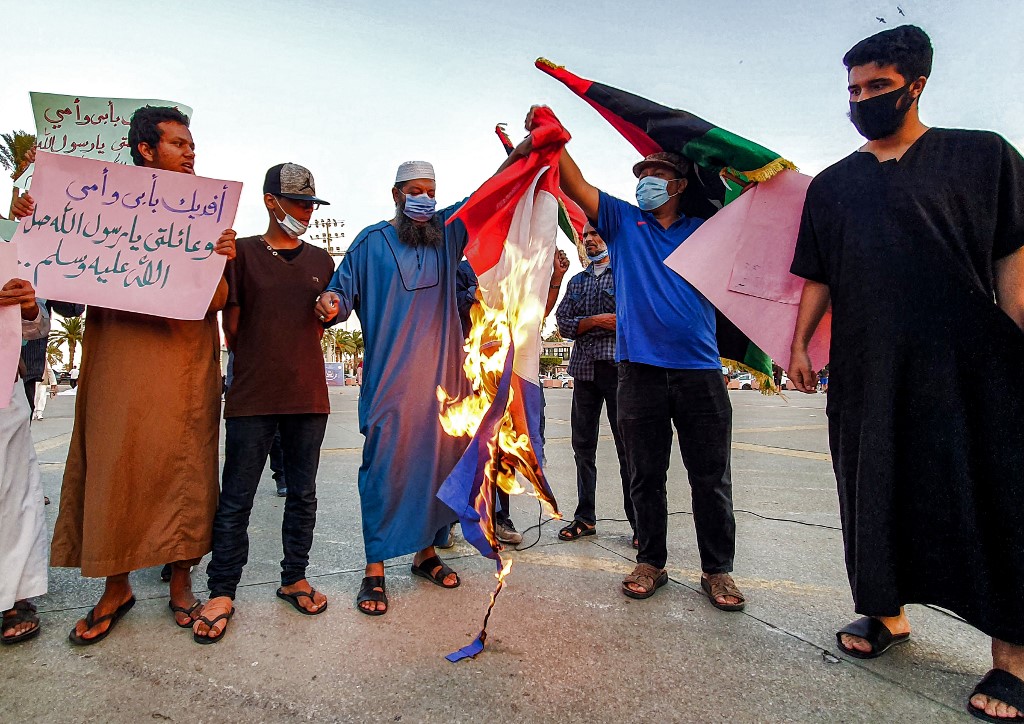 Boycott contre la France : en Libye, des portraits d’Emmanuel Macron et des drapeaux français sont brûlés par des manifestants dans la capitale Tripoli.  #boycottfrenchproducts