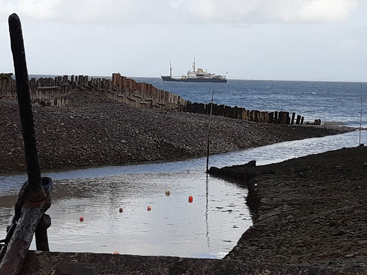 THV Patricia anchored off Porlock Weir. #BristolChannel https://t.co/AJifSqlneR