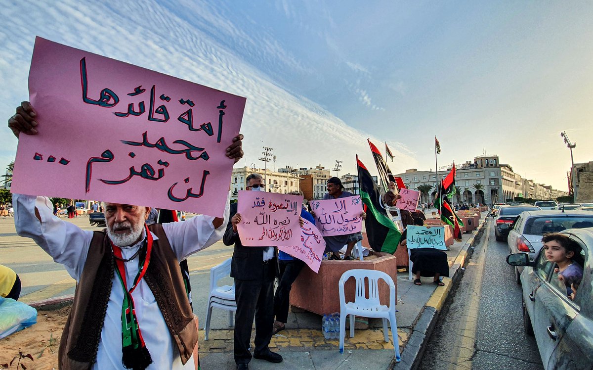 Boycott contre la France : en Libye, des portraits d’Emmanuel Macron et des drapeaux français sont brûlés par des manifestants dans la capitale Tripoli.  #boycottfrenchproducts