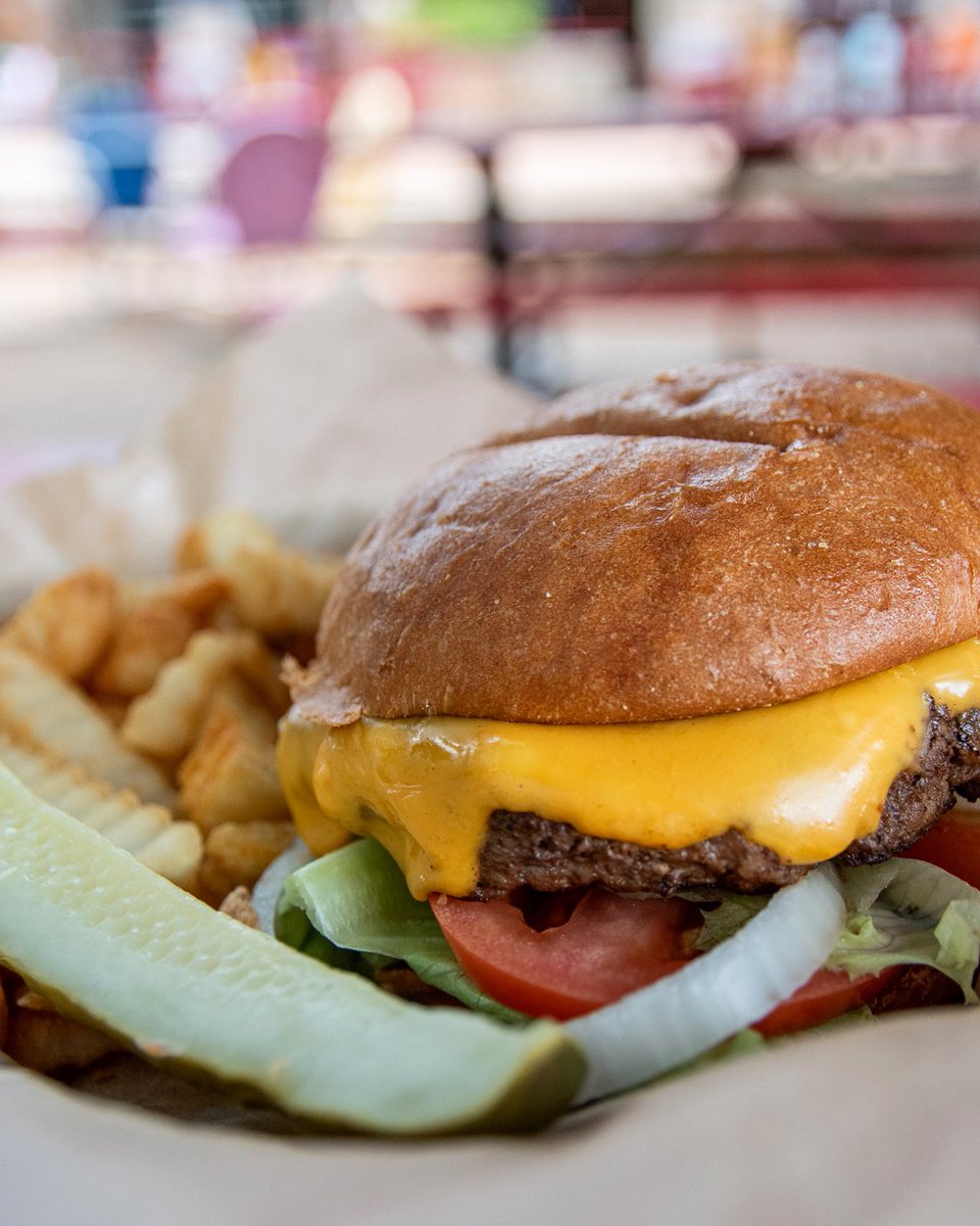 eatdrinkdocs's tweet photo. Lunch plans? Get yourself a cheeseburger 🍔 and some cheese tots &amp; call it a day! #eatdrinkdocs #atx #atxfoodie https://t.co/THMKAHof28