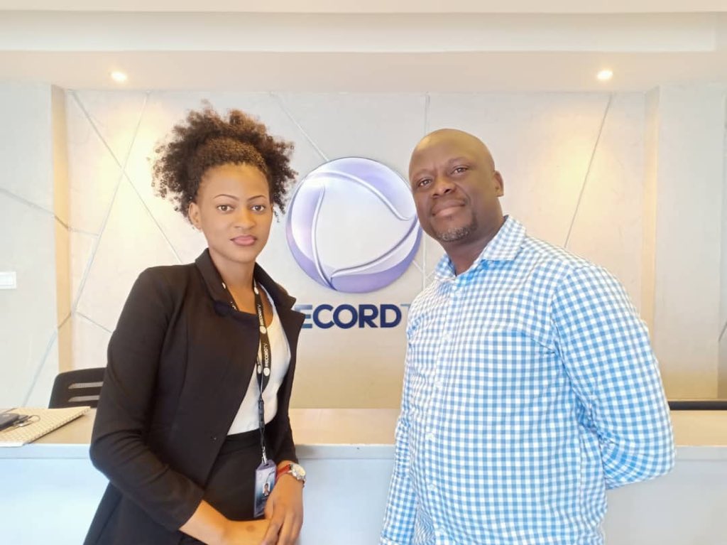 2020Kirabo's tweet photo. Good Afternoon twitter , am new here waiting for followers , i follow back instantly. Met @patrikomujuuka today. A jolly man very humble . @jackiearinda @recordtvug https://t.co/DABnvlvYKE