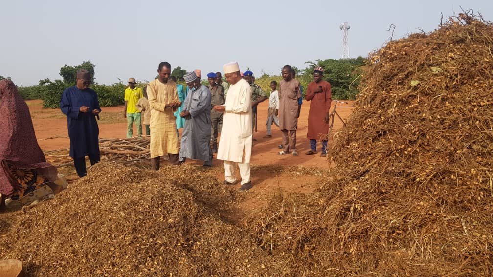 TheresaTekenah's tweet photo. Despite the flood in Kebbi State, Governor Bagudu has continued his interactive visits to farming communities, mobilizing and encouraging farmers to expand food production for the dry season cultivation. https://t.co/woHX4bbls2