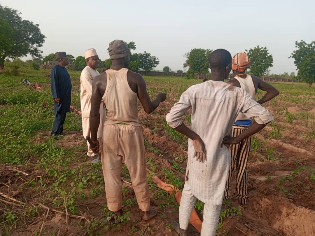 TheresaTekenah's tweet photo. Despite the flood in Kebbi State, Governor Bagudu has continued his interactive visits to farming communities, mobilizing and encouraging farmers to expand food production for the dry season cultivation. https://t.co/woHX4bbls2