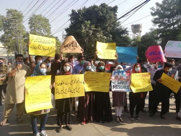 FrontStudents's tweet photo. #Lahore
Pre-Medical students protesting in front of the Press Club against the change in the #pmcsyllabus for medical entry test.
Solidarity from #RSF
#Werejectpmcsyllabus https://t.co/yRQvxOx3Mj